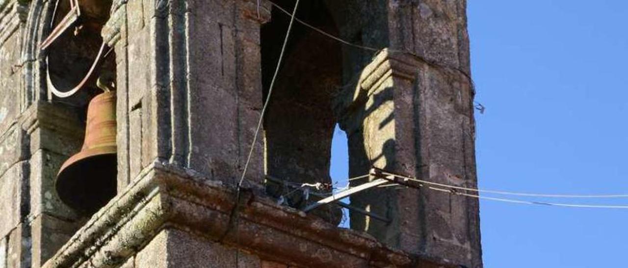 El escudo de piedra se desprendió del campanario. // Gonzalo Núñez