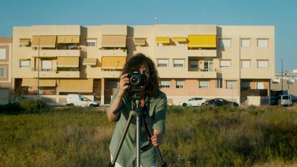 La fotógrafa Elsa, protagonista principal de la película "Todo es cárcel", en un fotograma