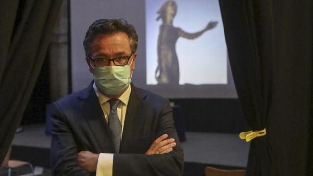 Ramón Muriedas, con una foto de la "Lloca" detrás.