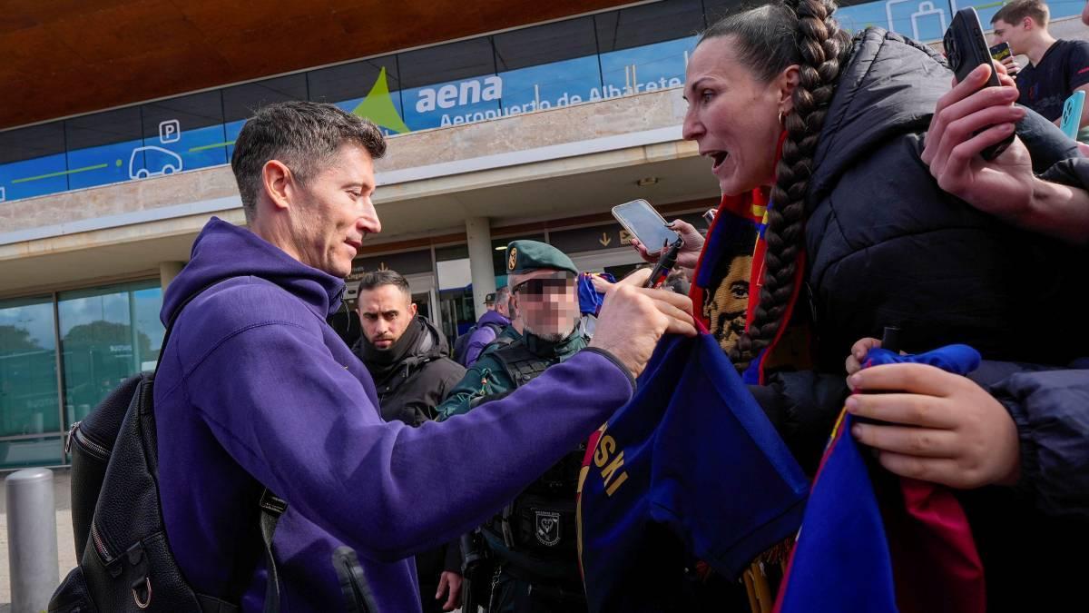 Lewandowski firma autógrafos en el Aeropuerto de Albacete