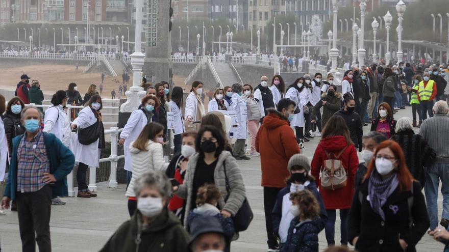 Un momento de la cadena humana en Gijón. | JUAN PLAZA