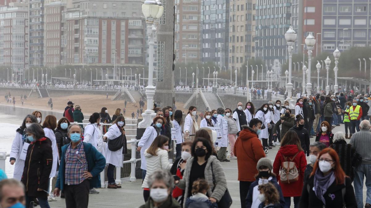 Miles de personas apoyan la sanidad pública en Gijón con una cadena humana