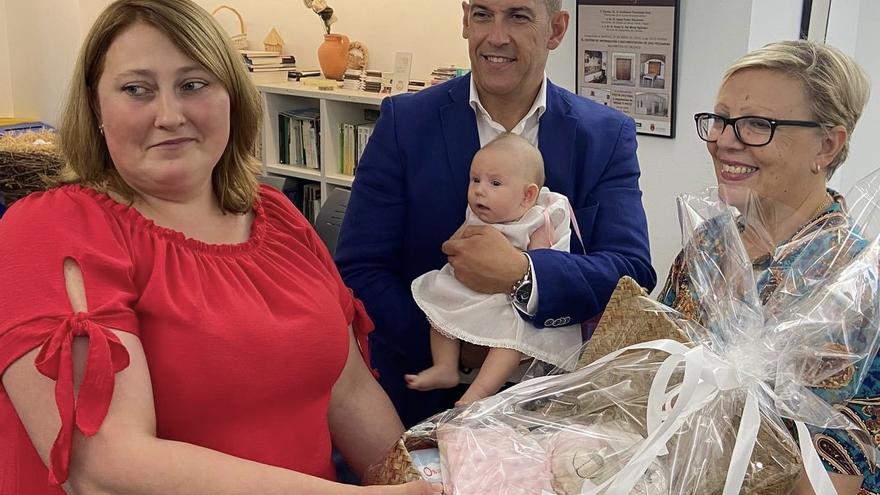 El alcalde de Malpartida de Cáceres, padrino del primer bebé de una refugiada ucraniana nacido en Extremadura