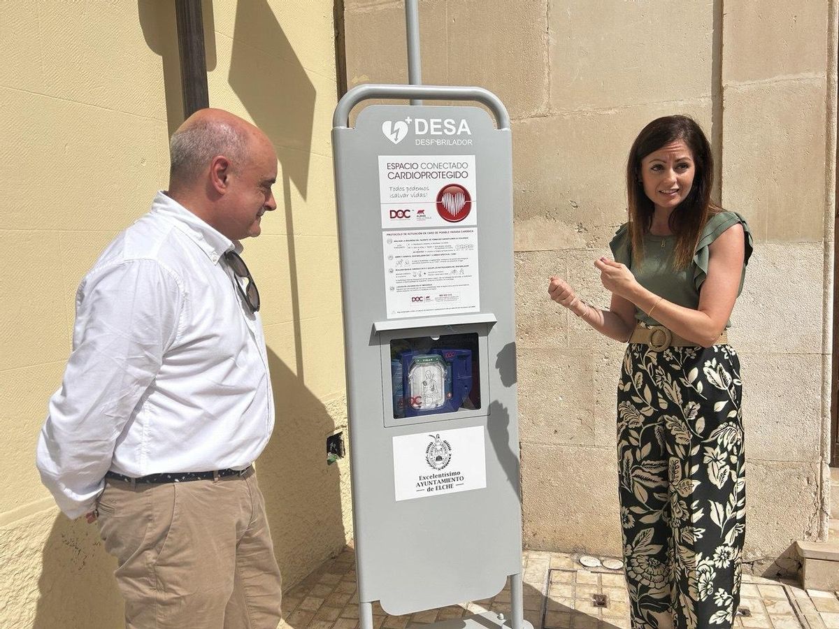La edil y el responsable de la empresa, presentado los nuevos desfibriladores en Elche este martes