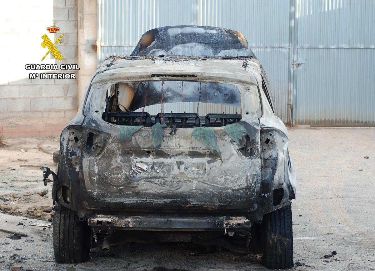 Un coche quemado encontrado por la Guardia Civil y que habría usado la pareja para el intento de homicidio.