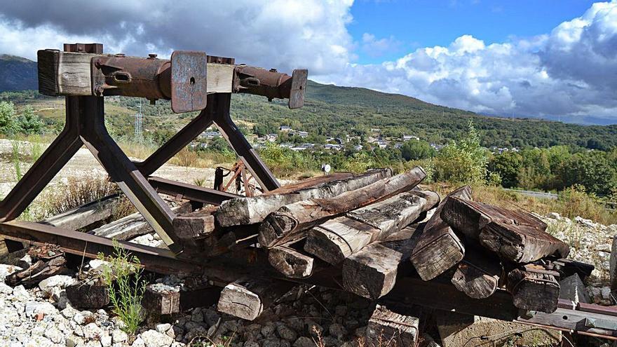 Viejas traviesas del tren apiladas con el pueblo de Requejo al fondo. | A.S.