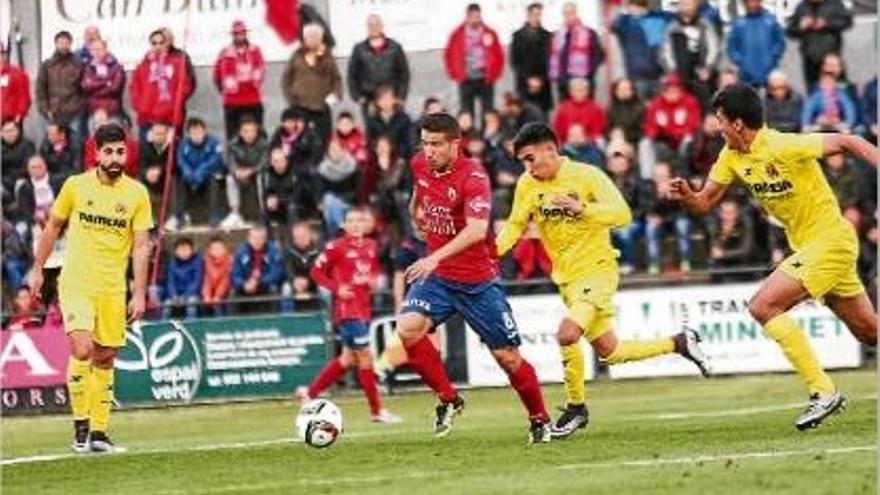 Héctor Simón envoltat de diversos jugadors del filial del Vila-real.