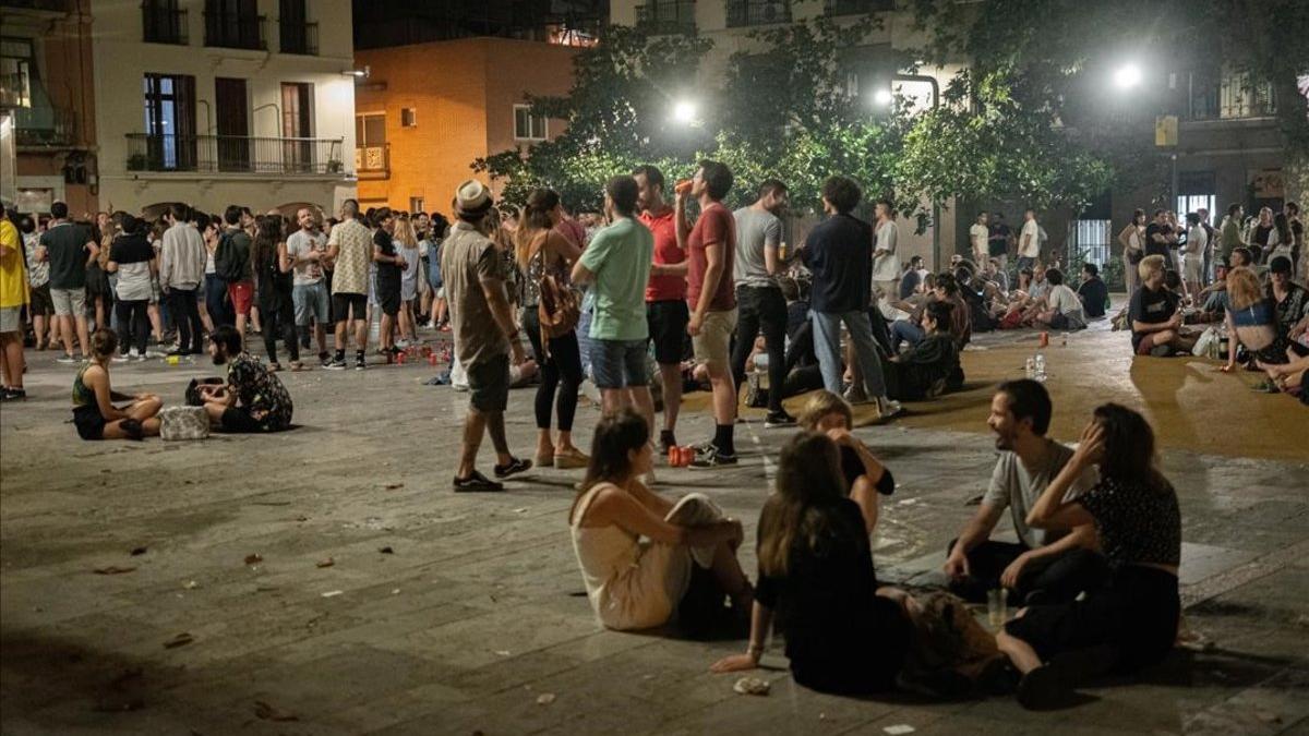 Fiesta en lla plaza del Sol, en Gràcia, durante la verbena de Sant Joan
