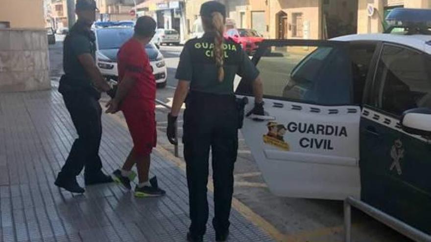 La Guardia Civil traslada al detenido en Dolores.