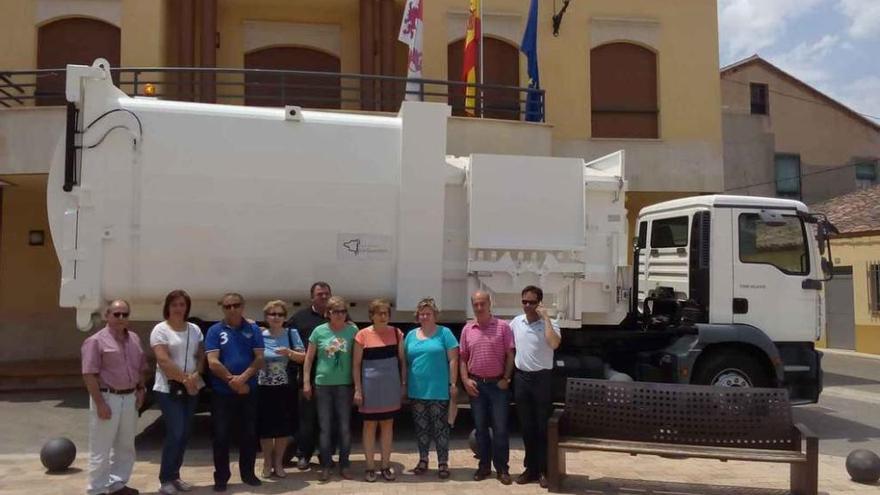 Alcaldes de la Mancomunidad de la Guareña antes de la renovación delante del camión de recogida de basuras.