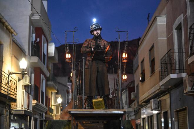 Miles de personas contemplan la Cabalgata de despedida de los Reyes Magos en Orihuela