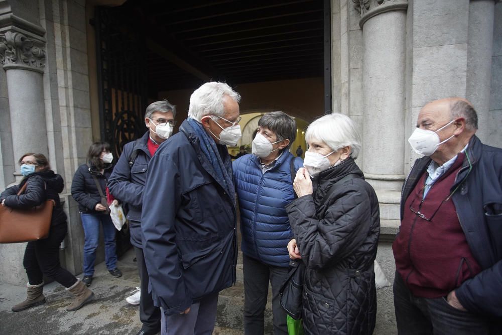 Companys, amics i familiars acomiaden en un acte sorpresa a l'interventor municipal