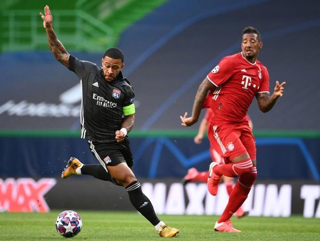 Con Memphis Depay el Olympique de Lyon ha llegado a semifiinales de la UEFA Champions League en la temporada 2019/2020. Memphis Depay en acción ante Jerome Boateng del Bayern Munich durante el partido de semifinal de la Champions League en Lisboa.