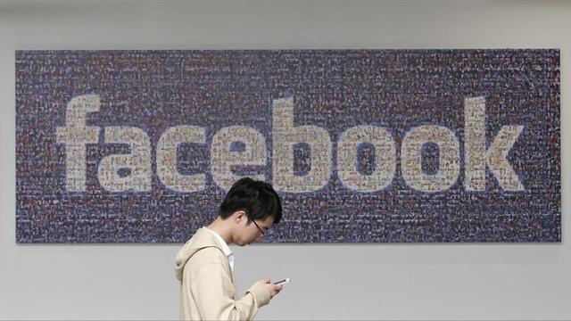 Un empleado de Facebook en la sede de la empresa.