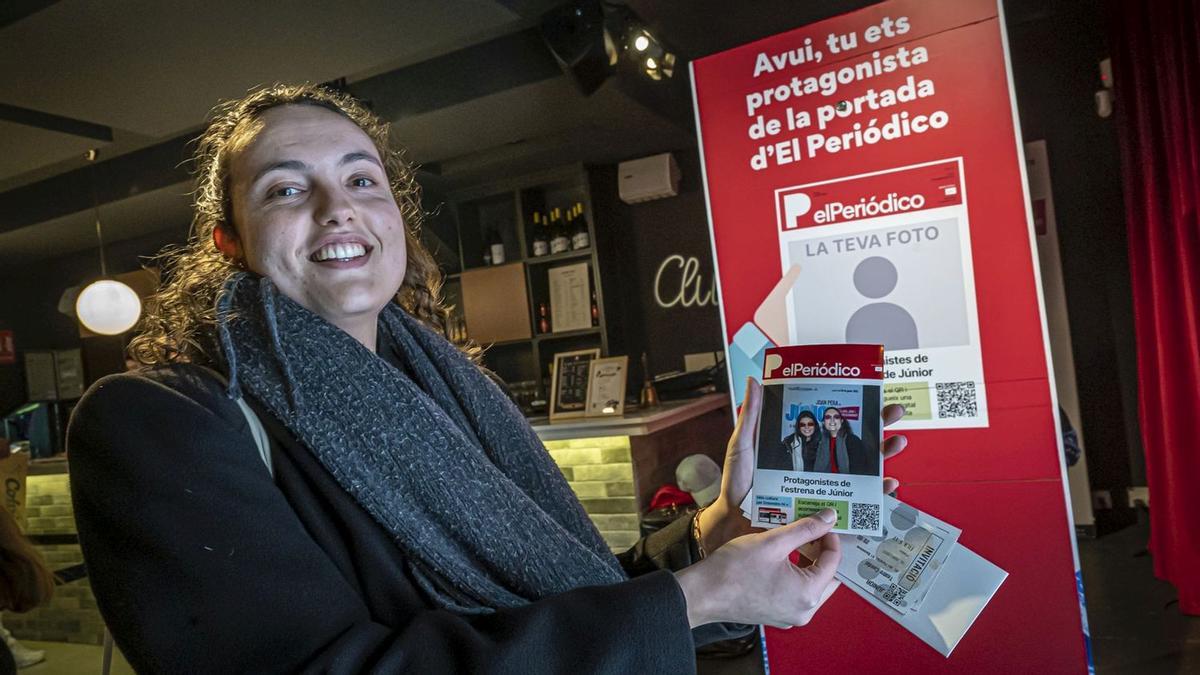 El estreno de Júnior en el Teatre Condal, la nueva comedia protagonizada por Joan Pera, fue divertida desde el primer momento. Nada más llegar a la sala del Paral.lel el público se ambientó en la historia gracias a un fotomatón