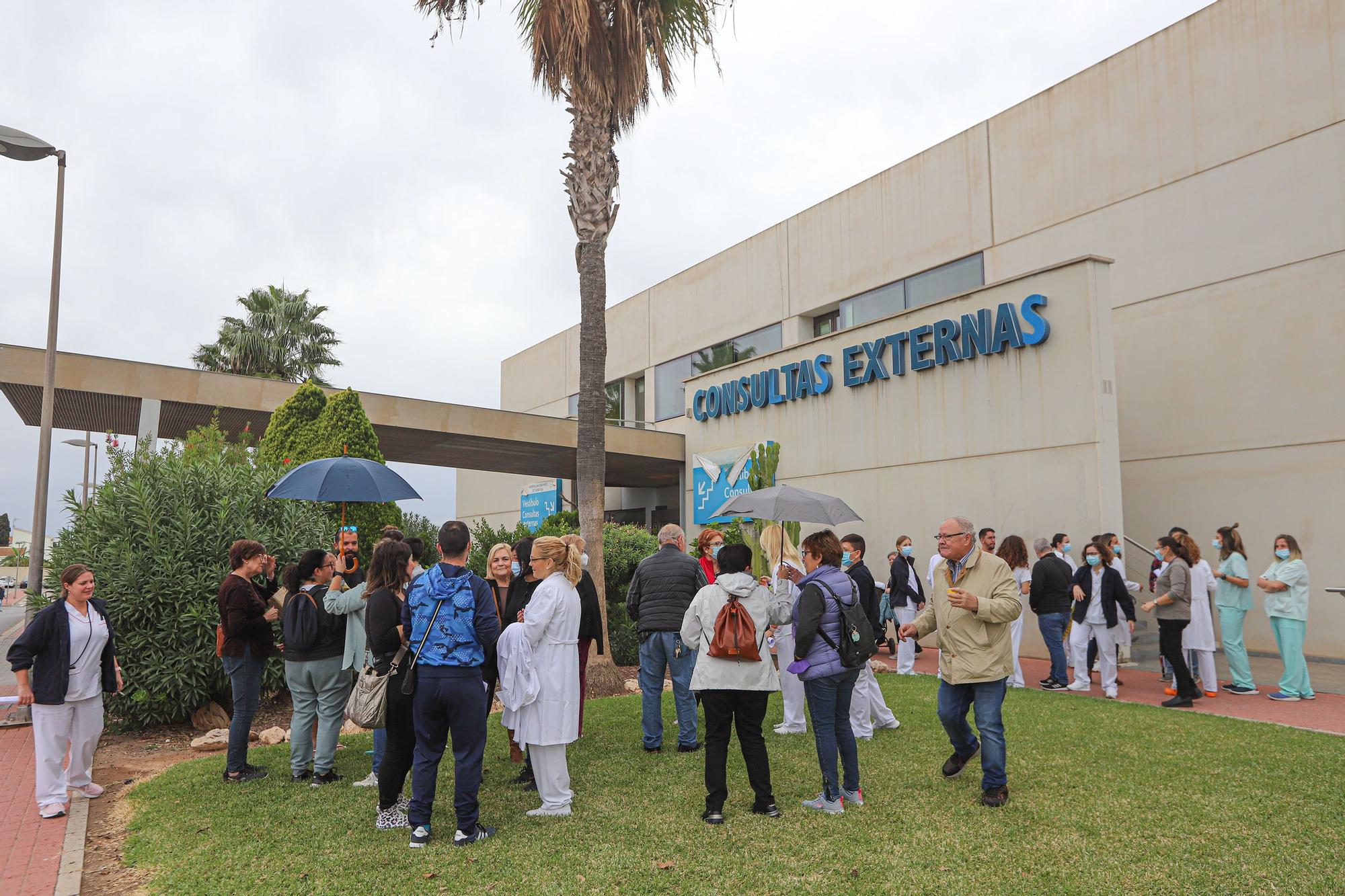 La plantilla del laboratorio del hospital de Torrevieja reclama a la Generalitat que no les deje en la calle