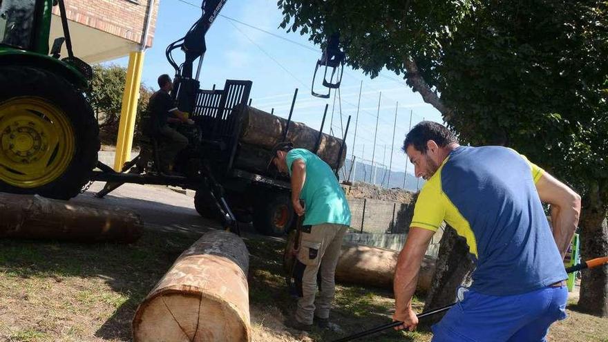 Personal de los comuneros de Moaña instalando las maderas en el CEIP Quintela. // Gonzalo Núñez