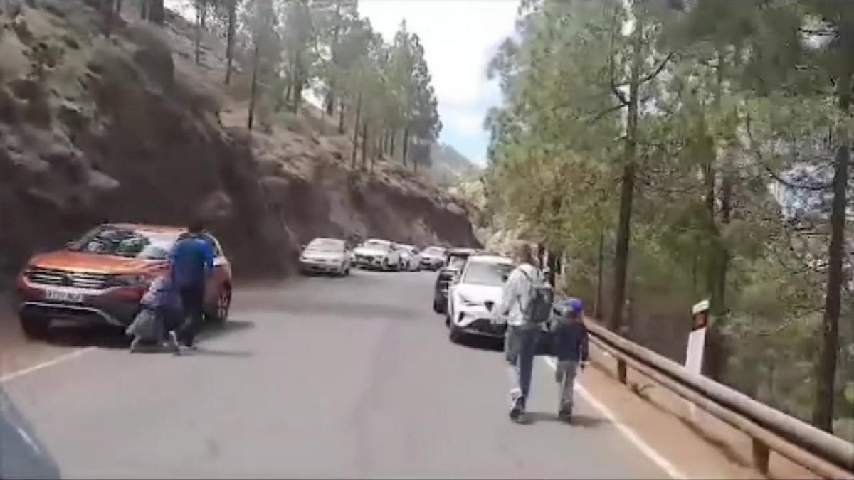 Colapso de tráfico en la carretera del Roque Nublo durante el Viernes Santo