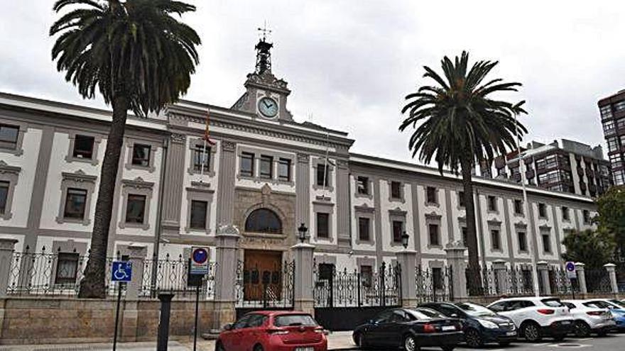 Fachada principal del edificio de la antigua Fábrica de Tabacos, que albergará dependencias municipales.