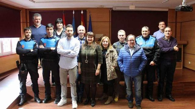 Foto de familia de los trabajadores municipales condecorados ayer por el Ayuntamiento.