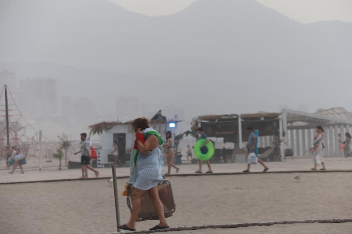 Viento intenso en muy poco tiempo en la playa de San Juan Viento intenso en muy poco tiempo en la playa de San Juan