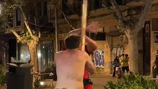 Momento en el que el agresor golpea a la víctima en la calle Nuredduna