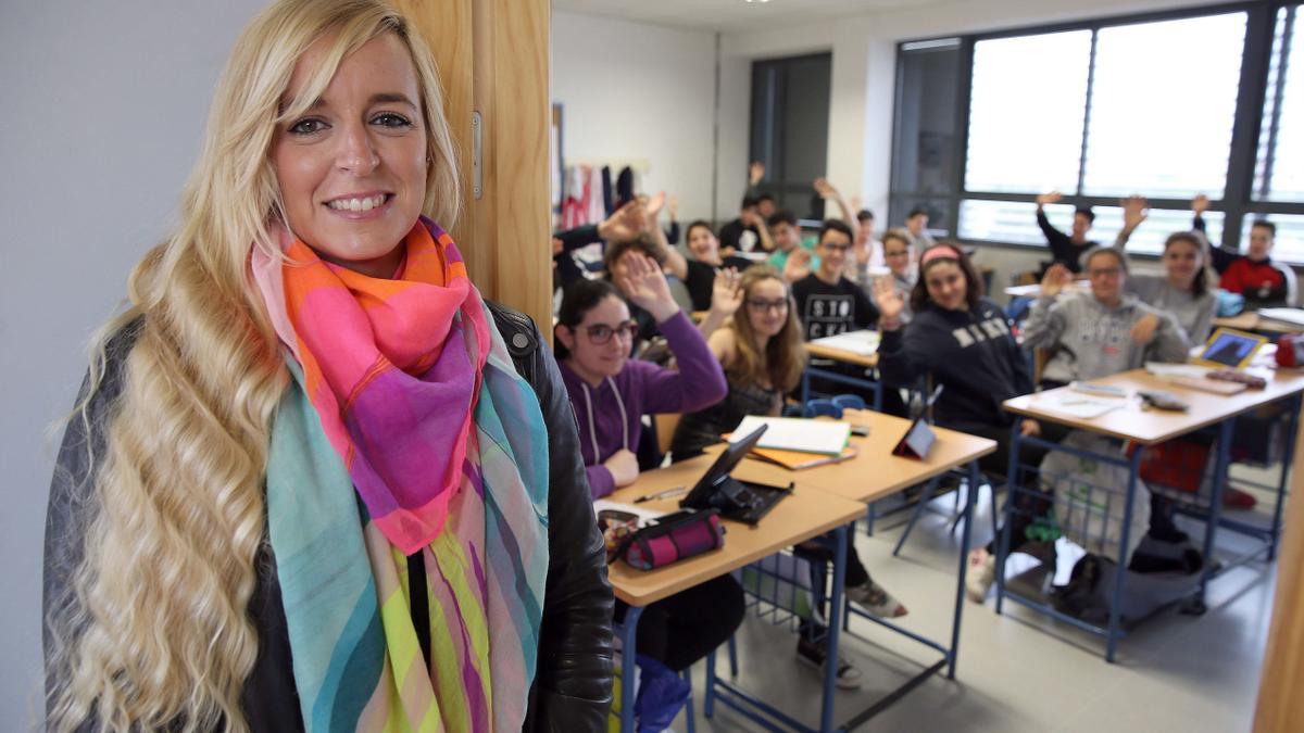 La profesora Rosa Liarte, junto a un grupo de alumnos