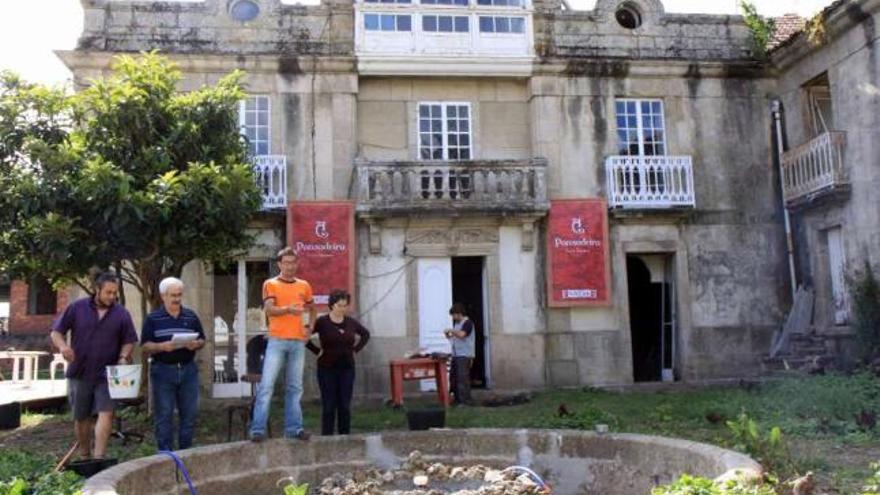 El grupo de teatro &quot;Enxebre&quot; escenificó una representación en la casa de los Escuredo en 2008.  // Muñiz