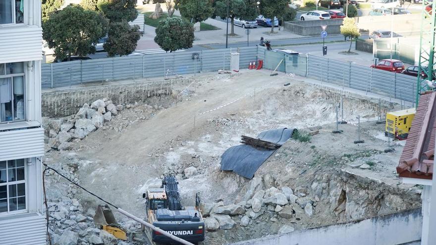 La Policía Local de A Coruña entrega la orden de paralizar la obra a Lipromo, que seguía construyendo un edificio en A Maestranza sin licencia ni recoger la orden de cese