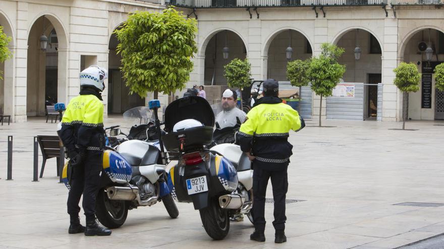 Dos agentes de la Policía Local de Alicante vigilan en la plaza del Ayuntamiento