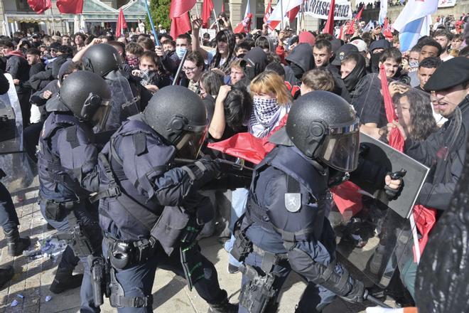 Cargas policiales en María Pita para desalojar la manifestación "antifascista"