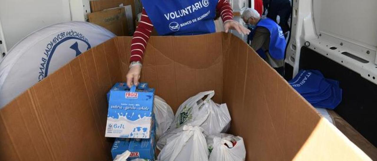 Un voluntario recoge productos para el banco de alimentos. |   // GUSTAVO SANTOS