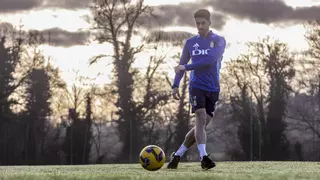 Baja en el Real Oviedo: el club azul aligera el centro del campo dando salida a uno de sus jugadores con contrato