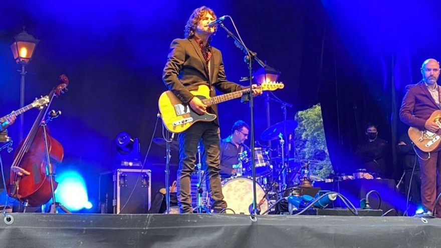 Quique González, nun conciertu en Mieres. | LNE
