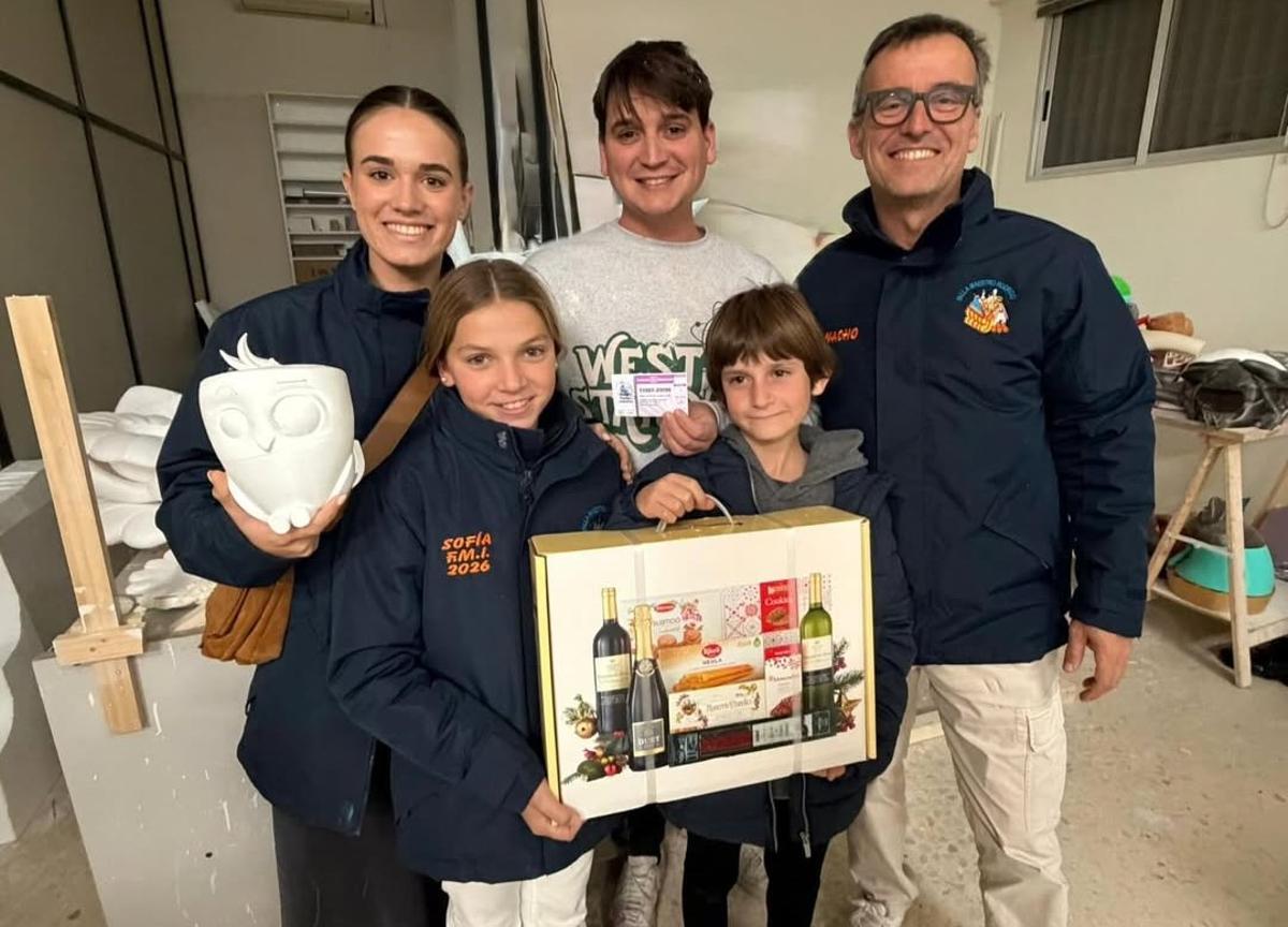 Maestro Rodrigo entrega regalos a Rubén Canet