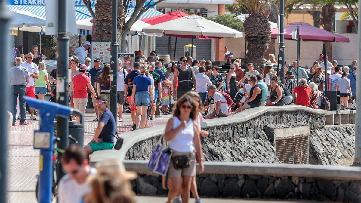 Avenida abarrotada de gente en el municipio tinerfeño de Arona, en la playa de Las Vistas.