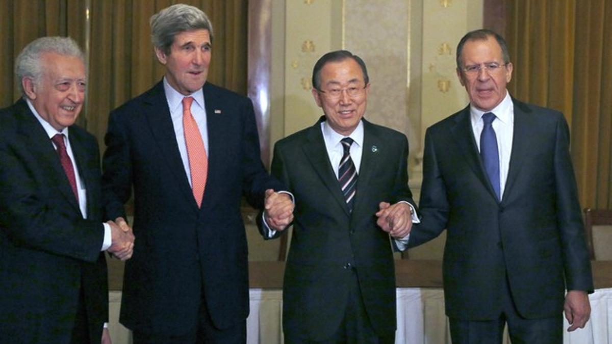 De izquierda a derecha, Lakhdar Brahimi (Liga Árabe), Ban Ki-moon (ONU), John Kerry (EEUU) y Sergei Lavrov (Rusia), este miércoles en Montreux.