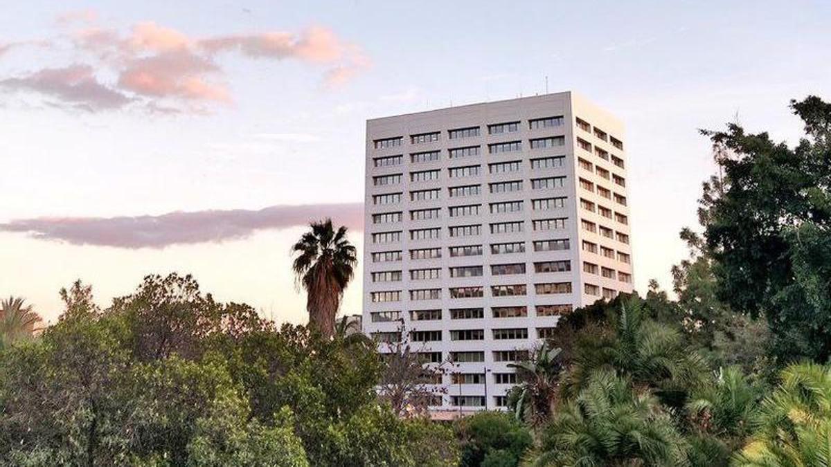 El Edificio Blanco de la Junta de Andalucía en la avenida de la Aurora de Málaga capital.