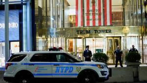 La policía a las puertas de la Torre Trump en NY. 