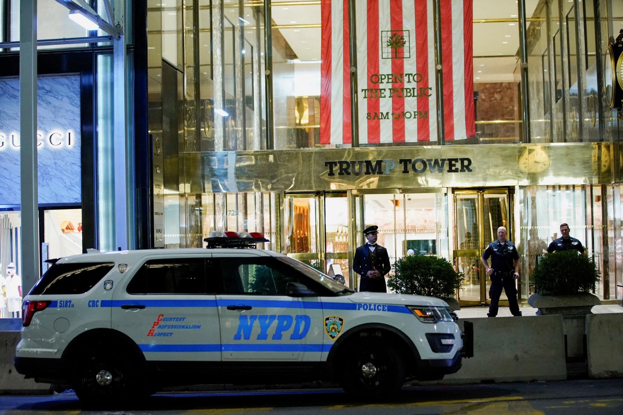 La policía a las puertas de la Torre Trump en NY.