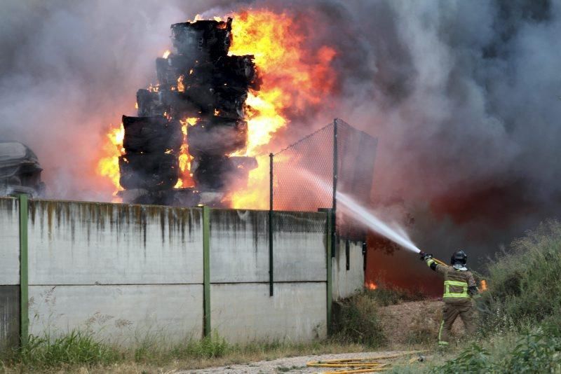 Incendio en un desguace en la Carretera del Aeropuerto