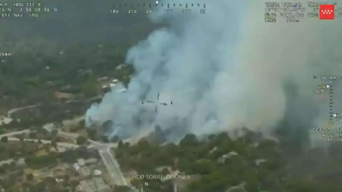 Un incendio de vegetación ya controlado obliga a desalojar una urbanización en Torrelodones (Madrid)