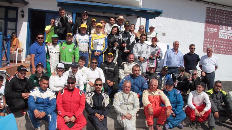 Los primeros clasificados con sus trofeos, en medio de los participantes en la prueba lanzaroteña.