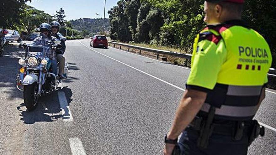 Els Mossos, en un dispositiu a Tossa per controlar les conductes de motoristes i en el qual se&#039;ls dona consells, foto d&#039;arxiu.