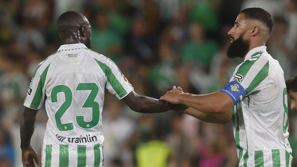 Los jugadores del Betis celebran el segundo gol ante del Al-Ittihad Club, durante el partido amistoso disputado este sábado en el estadio Benito Villamarín de Sevilla.