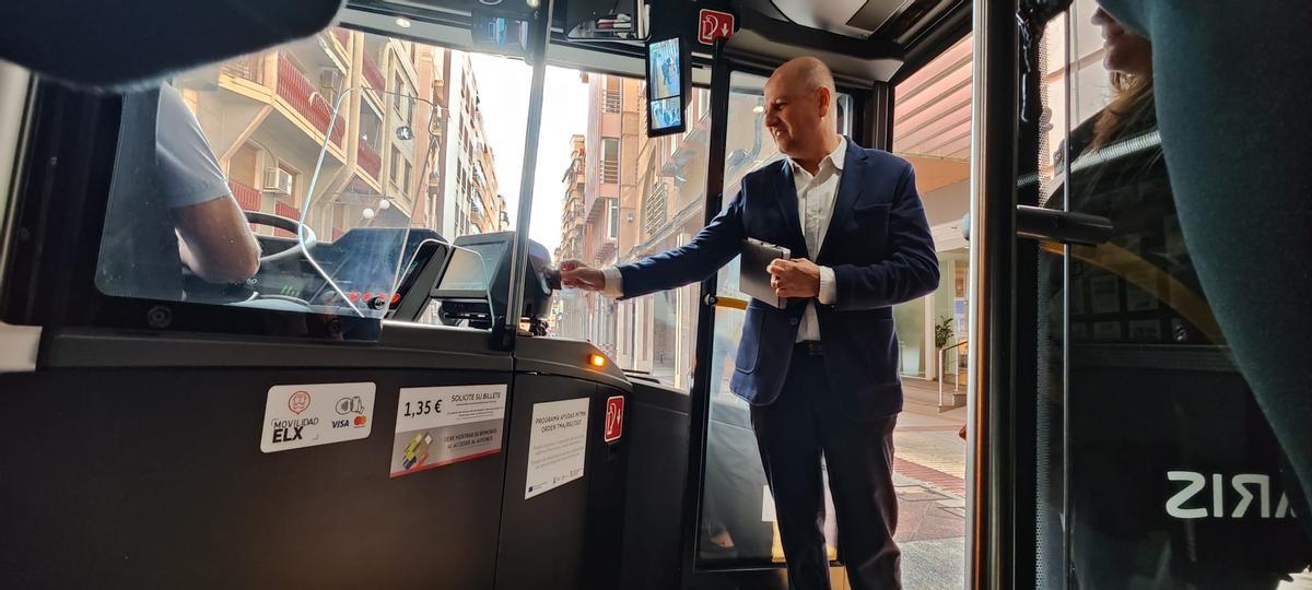 El autobús de los autobuses urbanos de Elche, Ángel Andreu, prueba el sistema de pago con tarjeta