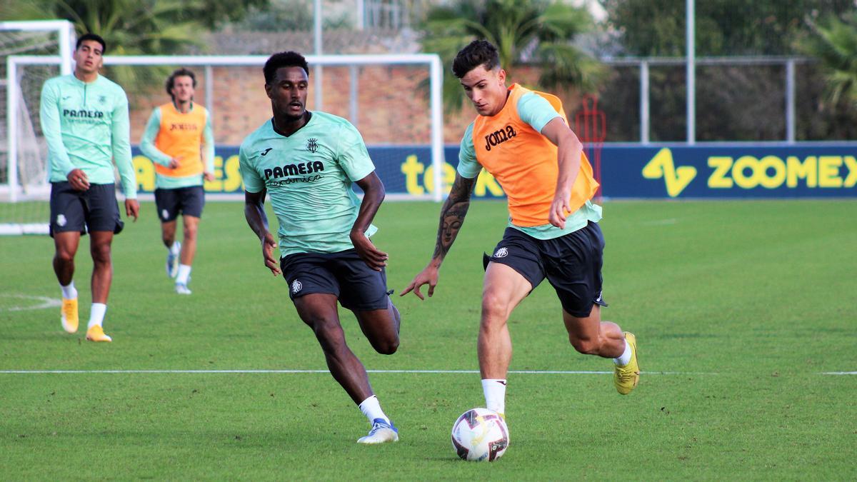 Haissem Hassan y Diego Collado disputan un balón en el entrenamiento del pasado miércoles.