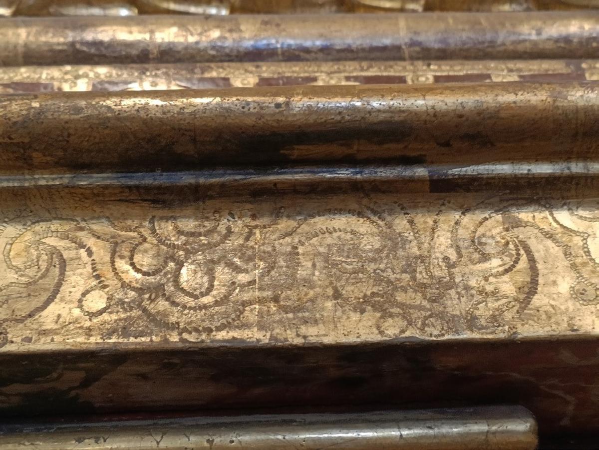 Elementos del retablo de la iglesia de Agullent oscurecidos por la acumulación de polvo y grasa.