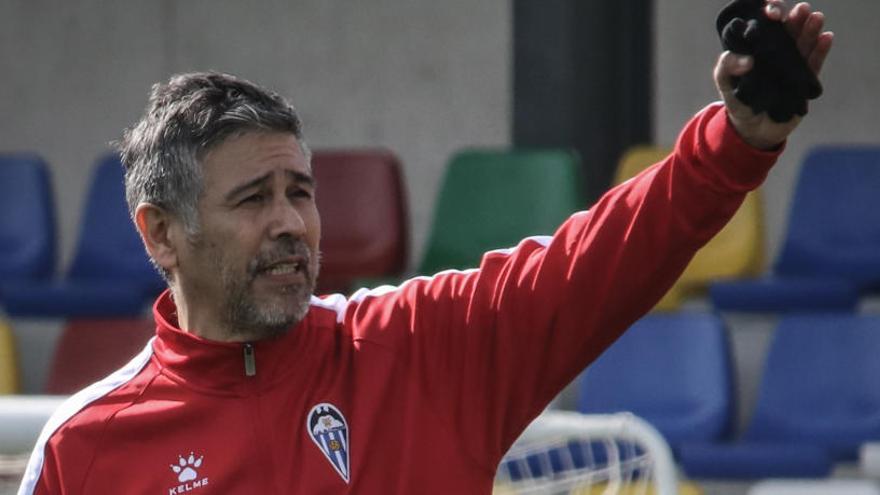 El técnico Mario Barrera dirige un entrenamiento del Alcoyano.