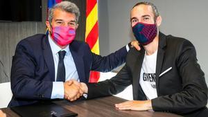 Laporta y Mingueza, tras la firma del nuevo acuerdo hasta el 2023 del defensa azulgrana.	